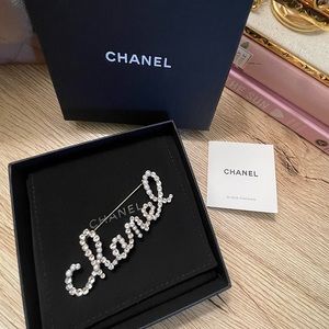 CHANEL
Metal Glass Swirling Pearls Brooch Pin Gold